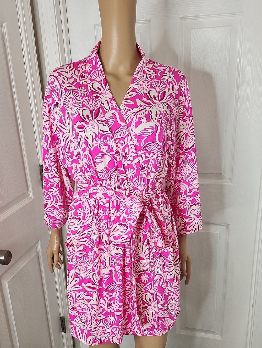 New Lilly Pulitzer Pink and White Soft Floral Robe With 1 Front Pocket